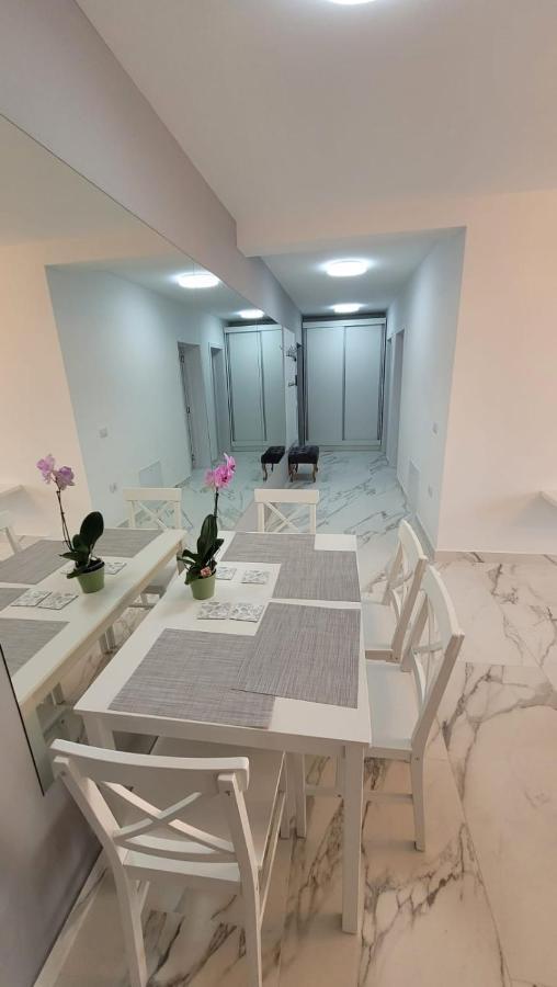 Magic Mirror Apartment Satu Mare Luaran gambar